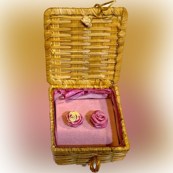 VTG ‘91 RARE AVON ROSE RIBBON EARRINGS FANCIFUL FLORAL WICKER BOX VALENTINE GIFT - Picture 2 of 6